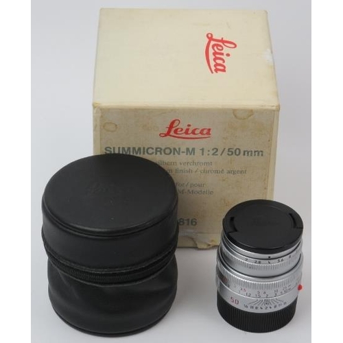 140 - A Leica Summicron-M 1:2 50mm E39 silver camera lens. Leica caps, case and box and included. Serial n... 