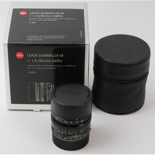 142 - A Leica Summilux-M 1:1.4 50mm ASPH E46 black camera lens. Caps, case and box included. Serial number... 