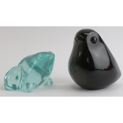 154 - A carved silver obsidian figure of a bird and a Baccarat style glass frog. (2 items) Bird: 8.4 cm he... 