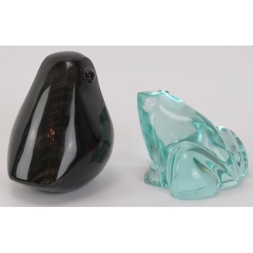 154 - A carved silver obsidian figure of a bird and a Baccarat style glass frog. (2 items) Bird: 8.4 cm he... 