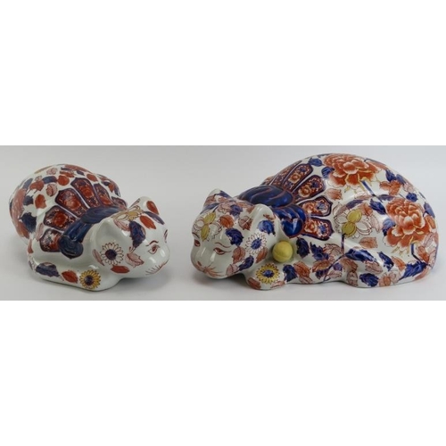 170 - A large pair of Chinese Imari ornamental cat figurines, late 20th century. (2 items) 32 cm length, 2... 