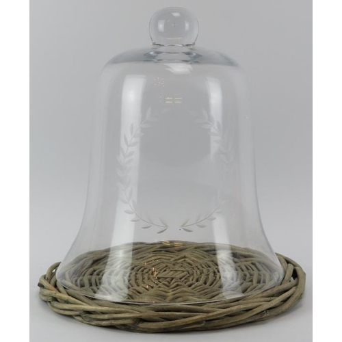 181 - A large engraved glass cheese bell. Engraved with a laurel wreath. 34 cm height, 29.8 cm diameter.
C... 