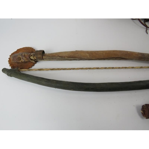 264D - Tribal Art: Two African bows and two sheaths with arrows. 116.5 cm longest length.

Condition report... 