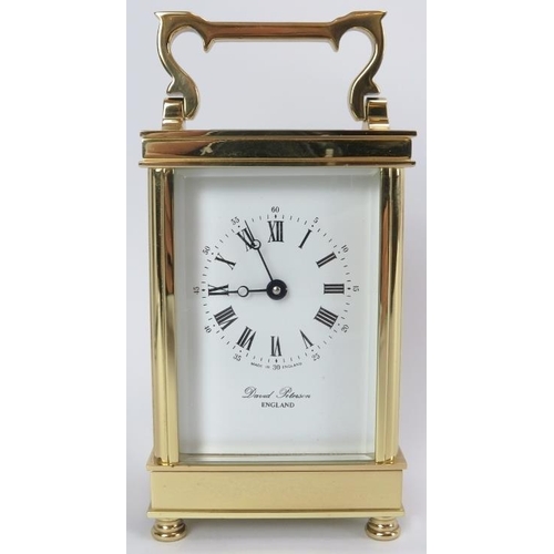 30 - An English David Peterson brass eleven jewels carriage clock. Key included. 13 cm height.
Condition ... 