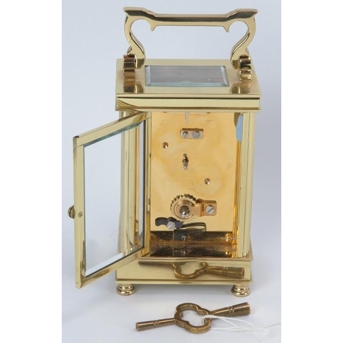 30 - An English David Peterson brass eleven jewels carriage clock. Key included. 13 cm height.
Condition ... 