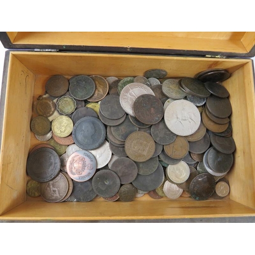 304 - A carved wood box of mixed 19th and 20th century British, European and world coins including a Queen... 