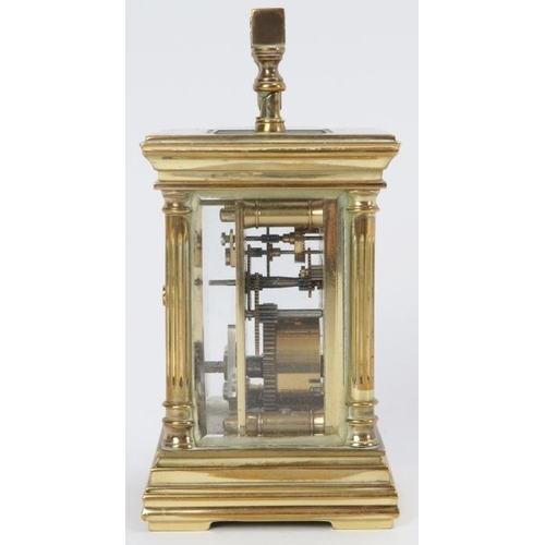 31 - A French Angelus eleven jewels brass carriage clock. Key included. 9 cm height.
Condition report: So... 