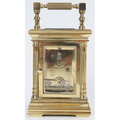 31 - A French Angelus eleven jewels brass carriage clock. Key included. 9 cm height.
Condition report: So... 