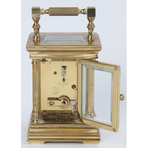 31 - A French Angelus eleven jewels brass carriage clock. Key included. 9 cm height.
Condition report: So... 