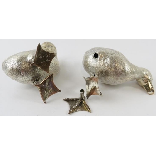 336 - Pair of hollow silver duckling figures, limited edition 106/300, indistinctly signed. Marked 925 to ... 