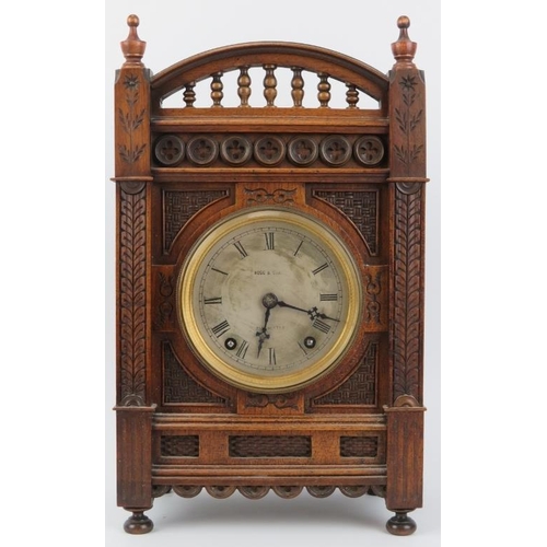 36 - A Victorian Hogg & Shaw of Manchester oak mantel clock. Pendulum and key included. 37.5 cm height, 2... 