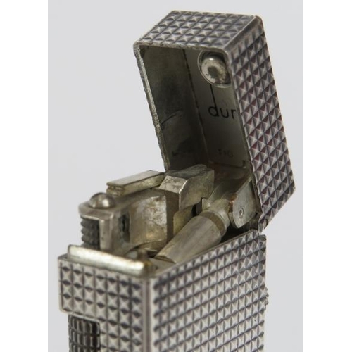 37 - A vintage Dunhill silver plated lighter. US Patent: RE24163. 6.4 cm height.
Condition report: Some l... 