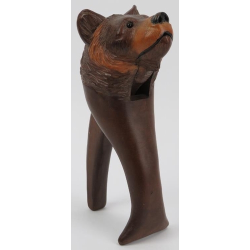 98 - A Black Forest carved wood bear’s head nutcracker. Bear with inset glass eyes. 18.5 cm length.
Condi... 