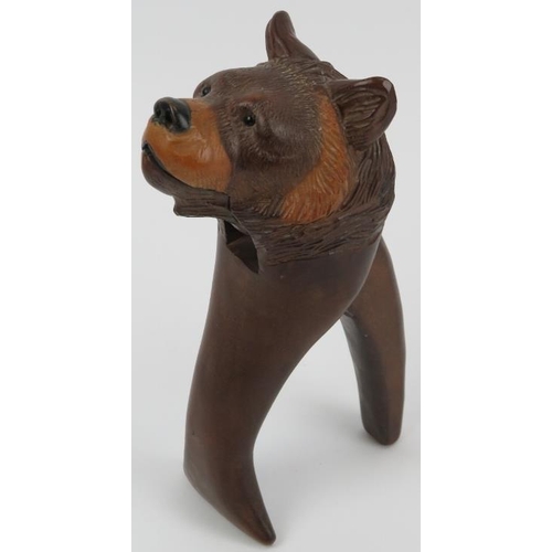 98 - A Black Forest carved wood bear’s head nutcracker. Bear with inset glass eyes. 18.5 cm length.
Condi... 