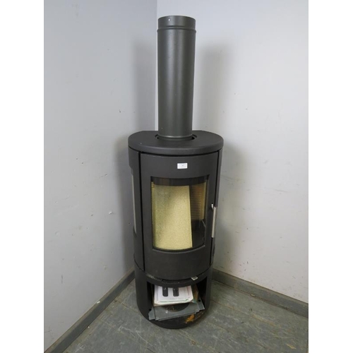 707 - A contemporary cast-iron multifuel stove by Morso (model 7443) having a curved glass door with stain... 