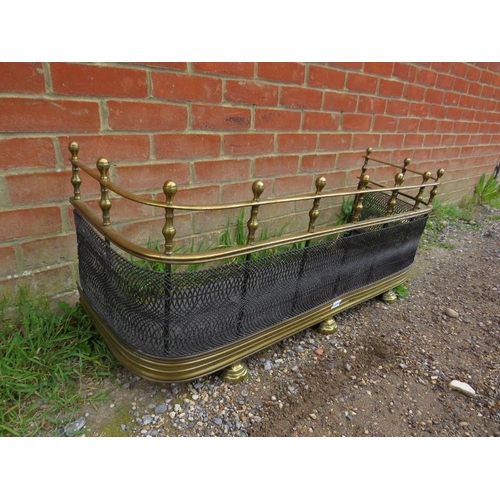 743 - An Edwardian brass and wire mesh fire fender, the ball finials above turned brass spindles, with cur... 