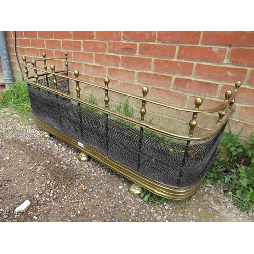 743 - An Edwardian brass and wire mesh fire fender, the ball finials above turned brass spindles, with cur... 