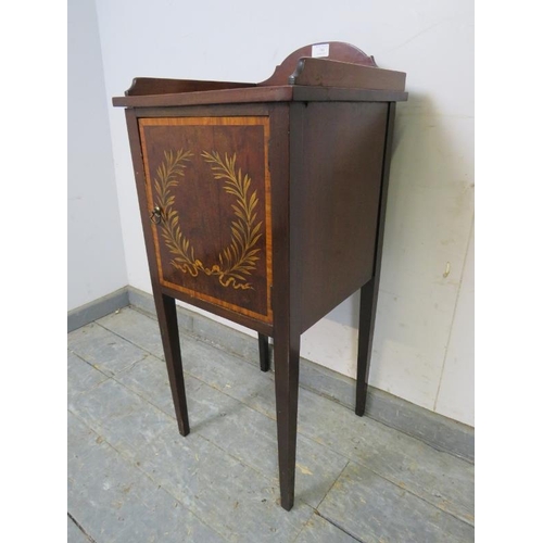 780 - An Edwardian mahogany bedside cabinet, having a shaped ¾ gallery above a crossbanded door with marqu... 