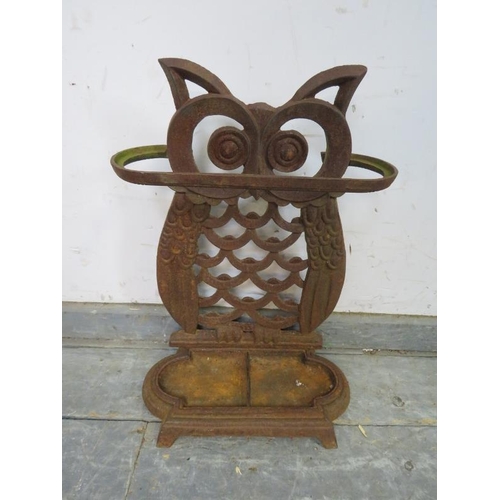 845 - A cast iron stick stand in the form of an owl, with removable drip tray. 
H48cm W33cm D17cm (approx)... 