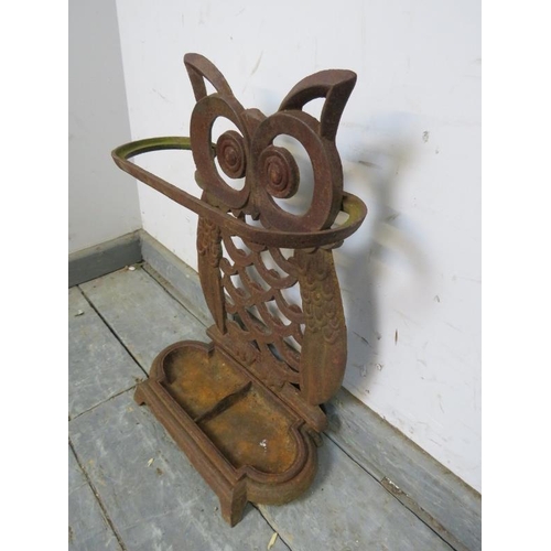 845 - A cast iron stick stand in the form of an owl, with removable drip tray. 
H48cm W33cm D17cm (approx)... 