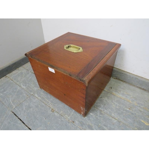 865 - A 19th century mahogany campaign ‘thunderbox’ having brass carry handles and original ceramic liner ... 