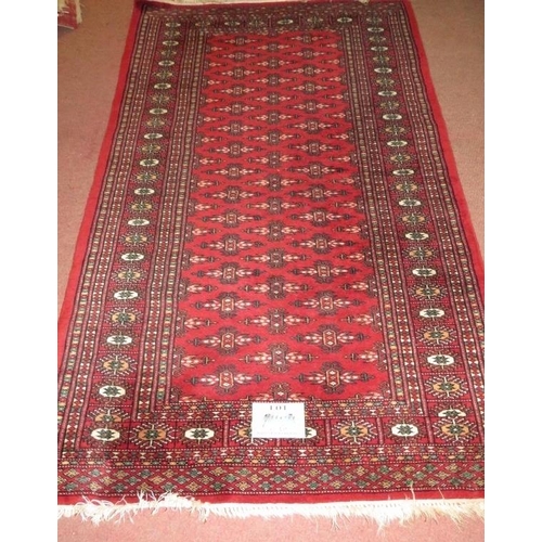 914 - A 20th Persian rug, central field of repeat pattern on red ground. 163cm x 96cm (approx).
Condition ... 