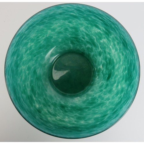 164 - A Scottish Monart mottled green glass bowl, mid 20th century. 22 cm diameter.
Condition report: Good... 