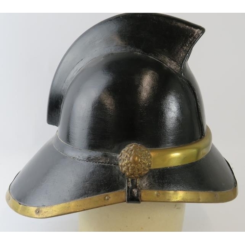 18 - A 1950s British Hendry brass mounted fire helmet with pointed comb.