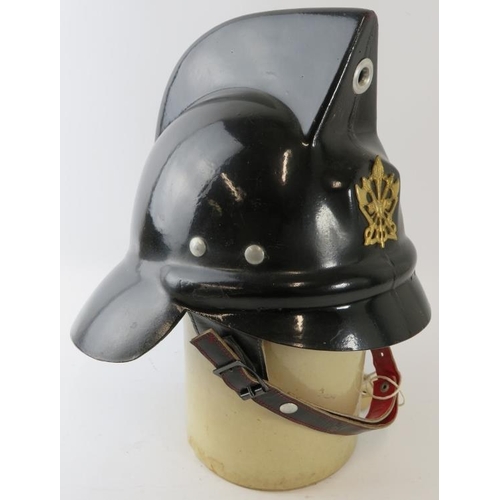 37 - A 1980s Mexican Mexico City Fire Service fire helmet with brass badge .