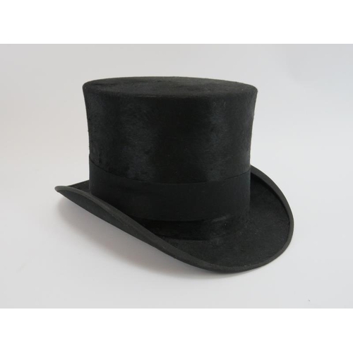 172 - A Dunn & Co of London gentleman’s black silk top hat. Circumference 59cm (approx). Condition report:... 