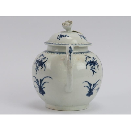 218 - A First Period Worcester ‘Waiting Chinaman’ pattern blue and white teapot and cover, circa 1770. Cre... 