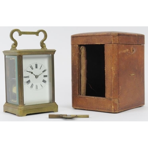 27 - A French brass carriage clock, late 19th/early 20th century. Brown leather case and key included. 11... 