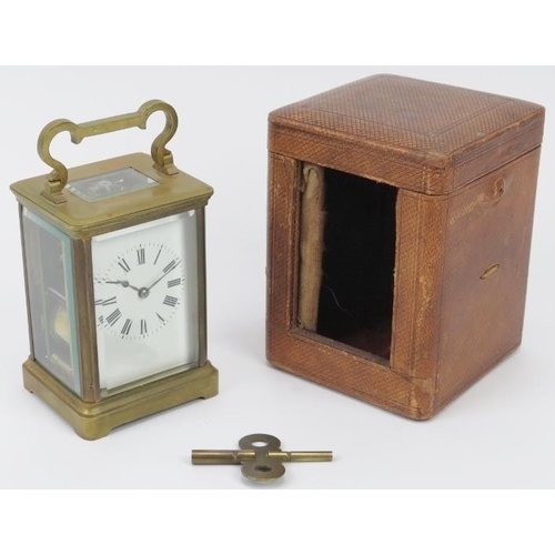 27 - A French brass carriage clock, late 19th/early 20th century. Brown leather case and key included. 11... 