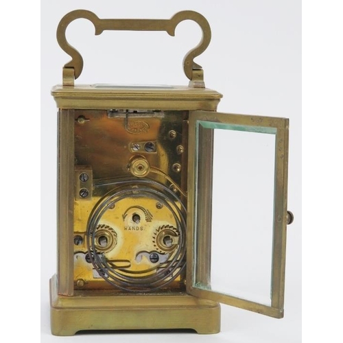 27 - A French brass carriage clock, late 19th/early 20th century. Brown leather case and key included. 11... 