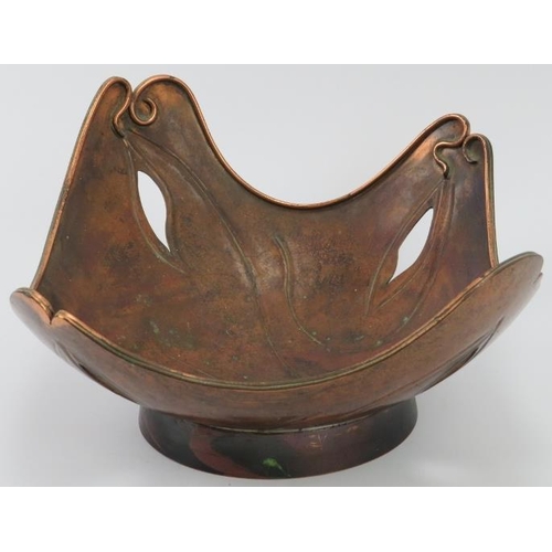 40 - An Art Nouveau style copper bowl by Sam Fanaroff. Initialled SF beneath. 32.8 cm height. Condition r... 