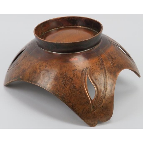 40 - An Art Nouveau style copper bowl by Sam Fanaroff. Initialled SF beneath. 32.8 cm height. Condition r... 