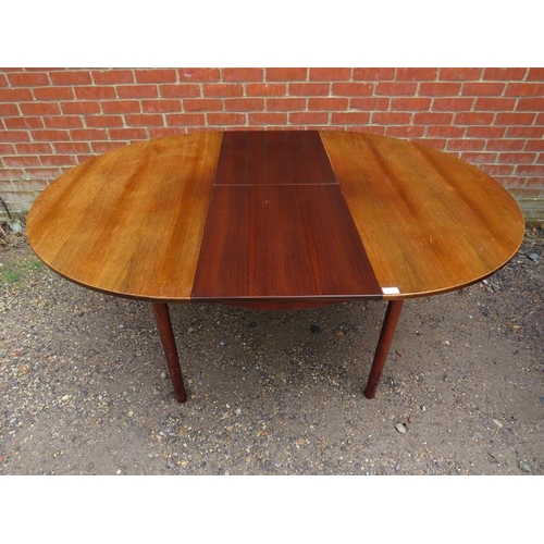 848 - A mid-century circular extending dining table by McIntosh, with butterfly folding central leaf, on t... 