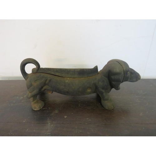 885 - A cast iron boot-scraper modelled as a dachshund. 
L33cm (approx).
Condition report: No issues.