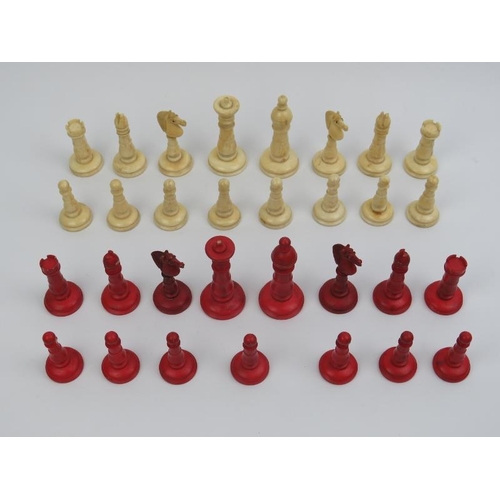 26 - An antique turned and red stained bone chess set, 19th/early 20th century. (31 pieces) 7.8 cm talles... 