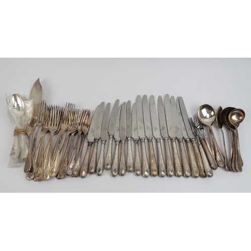 277 - A quantity of antique and modern plated flatware. Knives, forks and spoons included. (Quantity)
Cond... 