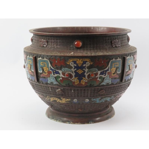 32 - A large Chinese cloisonne enamelled bronze jardiniere, 19th/early 20th century. The exterior decorat... 