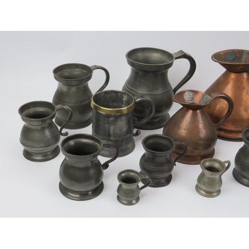 69 - A large collection of pewter and copper tankards, jugs and measures, 19th century. (22 items) 19.7 c... 