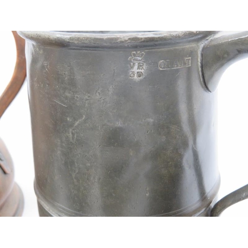 69 - A large collection of pewter and copper tankards, jugs and measures, 19th century. (22 items) 19.7 c... 