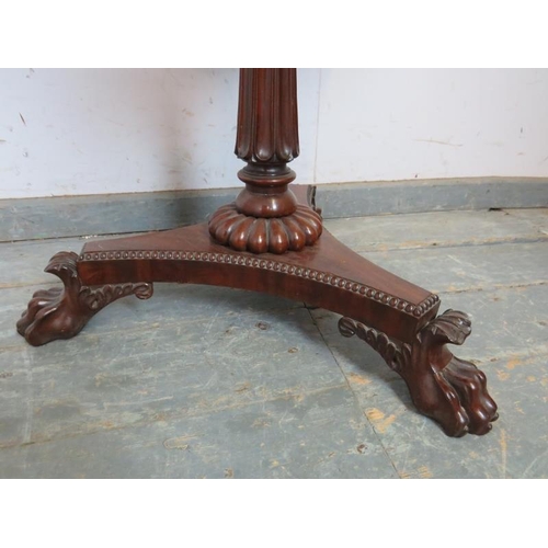 707 - A fine quality early 19th century mahogany sewing table in the manner of Gillows, the top with drop-... 