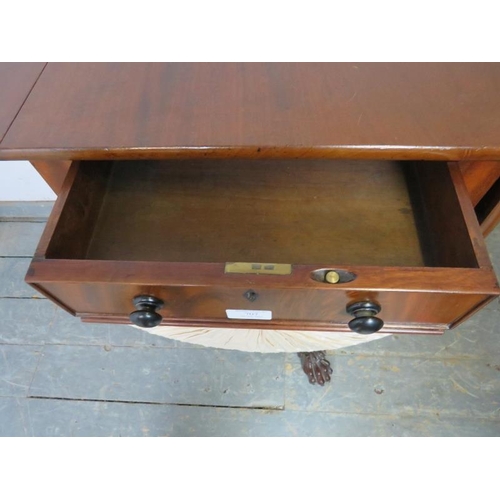 707 - A fine quality early 19th century mahogany sewing table in the manner of Gillows, the top with drop-... 