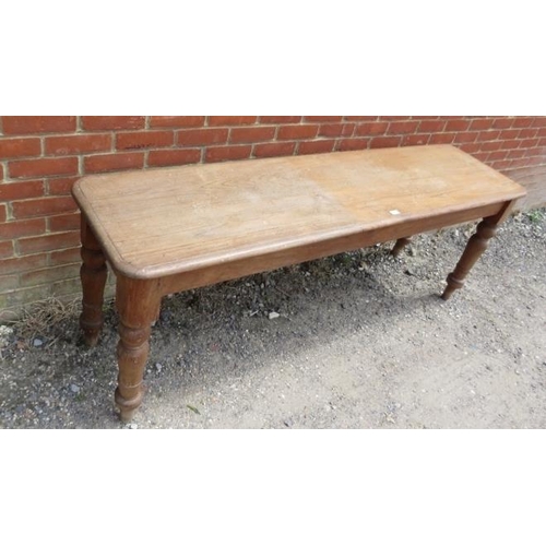 722 - A turn of the century medium oak pantry/dairy table of narrow proportions, on turned supports.
H75cm... 