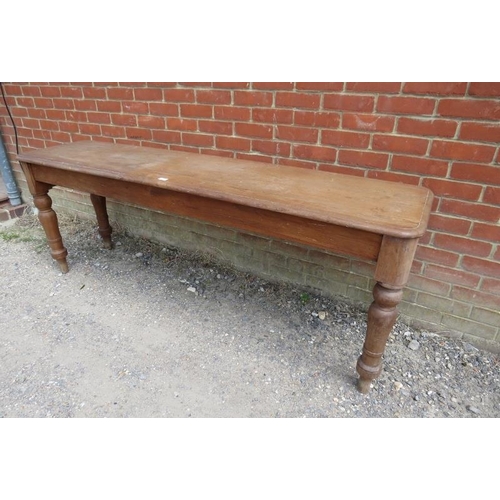 722 - A turn of the century medium oak pantry/dairy table of narrow proportions, on turned supports.
H75cm... 