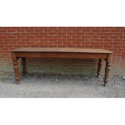 722 - A turn of the century medium oak pantry/dairy table of narrow proportions, on turned supports.
H75cm... 