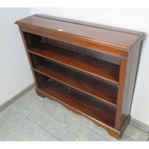 746 - A Victorian mahogany low bookcase, housing three graduated shelves, on a plinth base with shaped apr... 