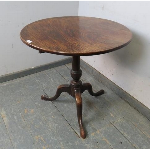 749 - A George III mahogany tilt-top table, on a tapered turned pedestal with splayed tripod supports. 
H6... 